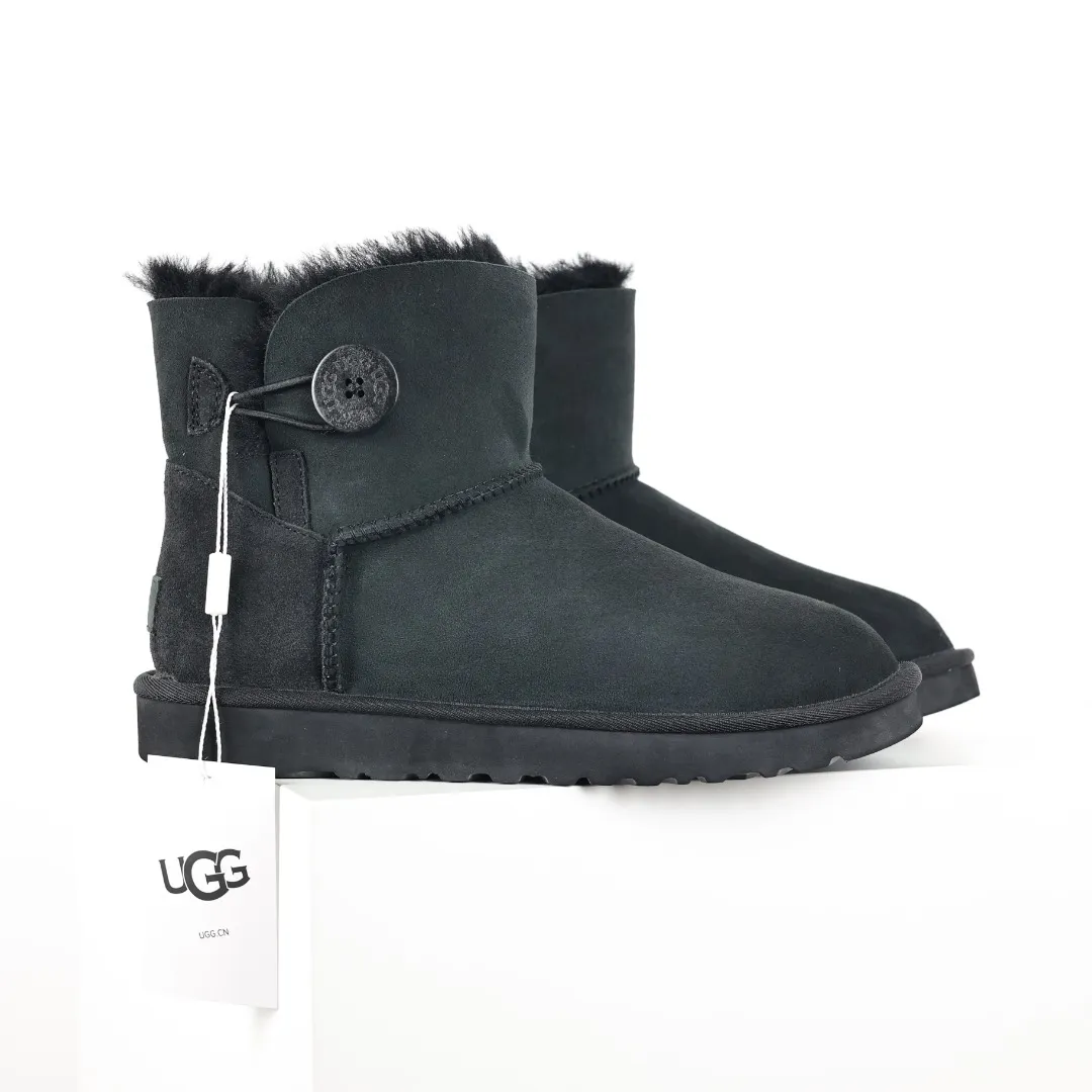 Pick up locally 💰560 Core recommended good price It is a very suitable choice for home furnishings. In the new year, uug launched a series of styles, which are partial to the preferences of young consumers and have also moved to the forefront of fashion trends. Shoe body material: water-repellent coated suede upper, 17 mm UGGPURE™ implantable wool insole, lightweight non-slip and comfortable rubber outsole, with brand LOGO and trademark, with full packaging Size: 35 36 37 38 39 40